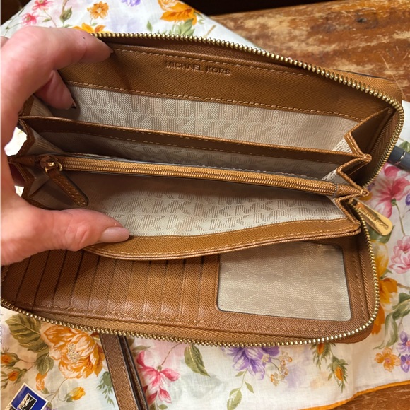 Michael Kors Jet Set Travel Brown Saffiano Leather continental zip aroundWallet - Picture 10 of 12